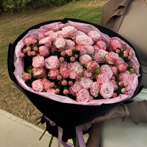 Букет из кустовых роз Бомбастик и гиперикума (50 см) в Черноголовке