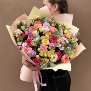 Букет "Яркая птичка" из пионовидных роз Риджертс Парк, маттиол, диантусов и эустом в Черноголовке