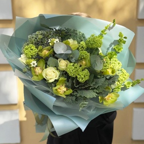 Букет "Виват" из Голландской гортензии, ягод вибирнума, орхидей, роз, брассики и орнитогалума  в Черноголовке