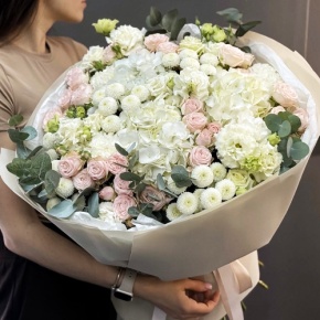 Букет "Пастелла" из кустовых пионовидных роз, Голландской Гортензии, эустомы, хризантемы Ньютон и эвкалипта в Черноголовке