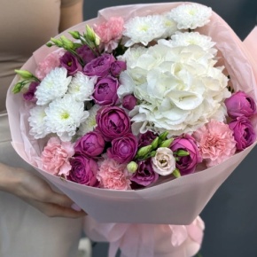 Букет "Вуаль" из хризантемы, кустовых пионовидных роз Мисти Баблз, диантусов, Голландской гортензии и эустом в Черноголовке