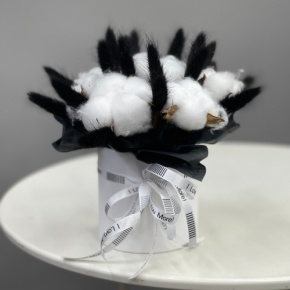 Композиция в шляпной коробке мини "Чикатуха" из хлопка и лагуруса в Черноголовке