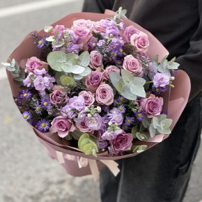 Букет "Хрустальный" из роз, астера и ароматных маттиол в Черноголовке