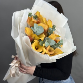 Букет из 17 оранжевых калл с эвкалиптом в Черноголовке