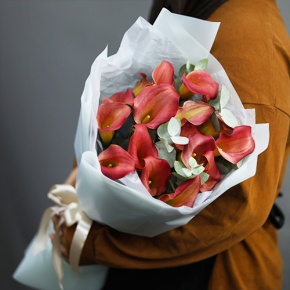 Букет из 17 нежных калл с эвкалиптом в Черноголовке