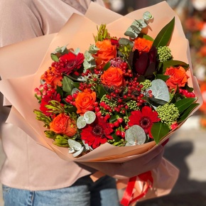 Букет "На заре" из роз, калины, скиммии, гиперикума, сафари, гербер и капса в Черноголовке