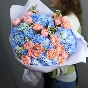 Букет "Тону в твоих глазах" из кустовых пионовидных роз Джульетта, хамелациума и гортензий в Черноголовке