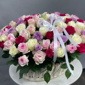 Композиция в корзине из 101 розы микс в Черноголовке