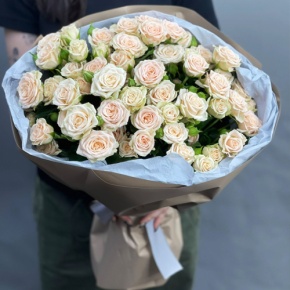 Нежный букет из 17 кремовых кустовых роз (60 см) в Черноголовке