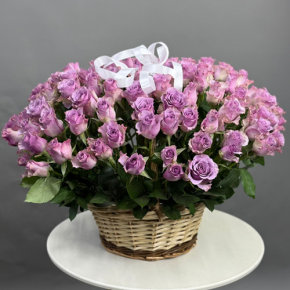 Композиция в корзине из 131 кенийской розы (40 см) в Черноголовке