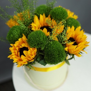 Композиция в шляпной коробке из подсолнухов и диантусов люкс в Черноголовке