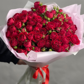 Букет из 17 красных кустовых пионовидных роз (50 см) в Черноголовке