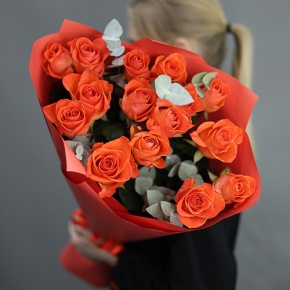 Букет из 15 морковных роз с эвкалиптом (70 см) в Черноголовке