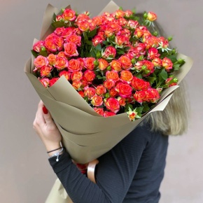 Букет "Сияние заката" из кустовых роз (70 см) в Черноголовке