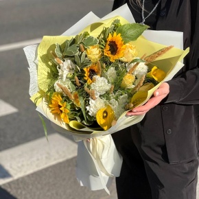 Букет "Здравствуй, осень" из подсолнухов, калл, паникума, пионовидных роз Баттеркап, диантусов, альстромерий и питаспорума в Черноголовке