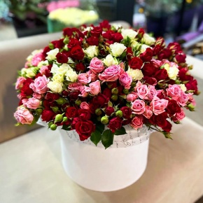 Композиция в шляпной коробке из 101 кустовой розы микс (50 см) в Черноголовке