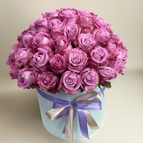 Композиция в шляпной коробке из 51 розы Меритим в Черноголовке