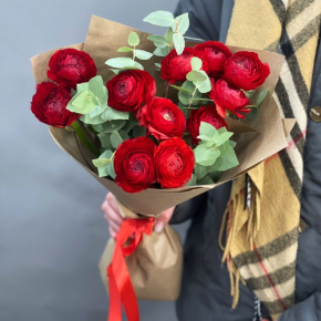 Букет из 11 ранункулюсов и эвкалипта в Черноголовке