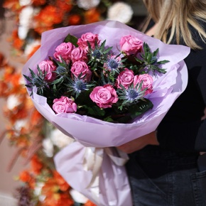 Букет "Базилио" из роз Меритим и веточек эрингиума в Черноголовке