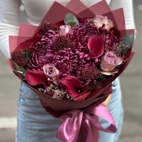 Букет "Импульс" из скиммии, калл, роз и хризантем Бигоуди в Черноголовке