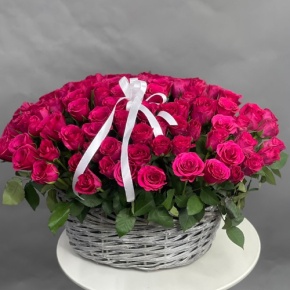 Композиция в корзине из 101 малиновой розы (40 см) в Черноголовке