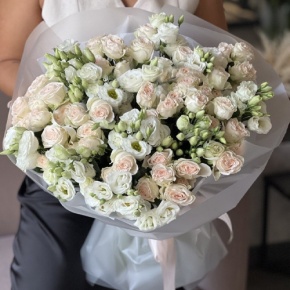 Букет "Пассаж" из эустом и кустовых роз в Черноголовке