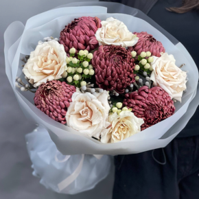 Букет "Всё что тебе касается" из хризантем Бигоуди, роз Эквадор Квиксенд и гиперикума в Черноголовке