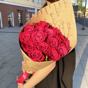 Букет из 15 роз Шангрила в крафте (60 см) в Черноголовке