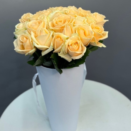 25 кремовых роз в конусе в Черноголовке
