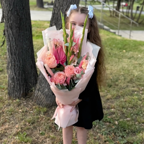 Букет на 1 сентября с гладиолусами, розами и антуриумом в Черноголовке