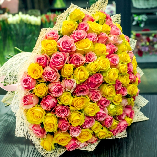 Букет из 101 розовой и лимонной розы (50 см) в Черноголовке