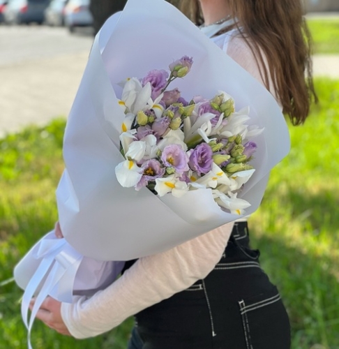 Букет "Вива ла дива" из эустом и ирисов в Черноголовке
