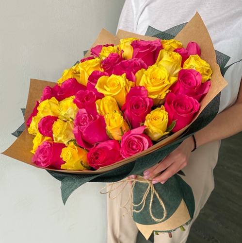 Букет из 51 малиновой и лимонной розы (40 см) в Черноголовке