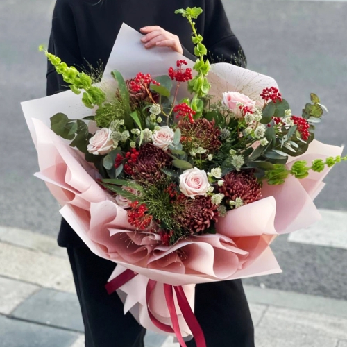 Букет "Вернисаж" из калины, хризантем Бигоуди, молюцеллы, паникума, роз и астранции в Черноголовке
