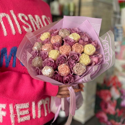 Букет из роз и шоколадных пионов в Черноголовке