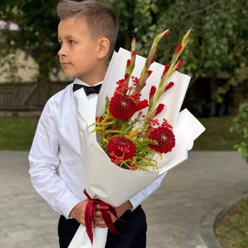 Букет на 1 сентября с красными гладиолусами, георгинами и калиной в Черноголовке