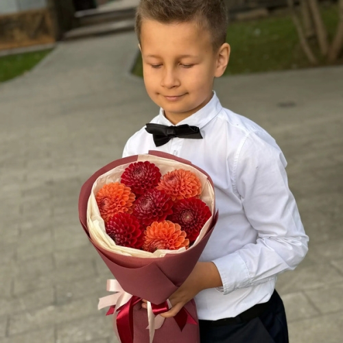 Букет из 7 сезонных георгин в Черноголовке