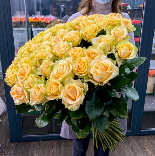 75 роз Аваланж (70 см) в Черноголовке