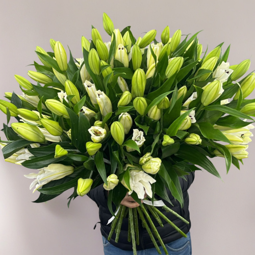 Объемный букет из 27 ароматных белых лилий в Черноголовке