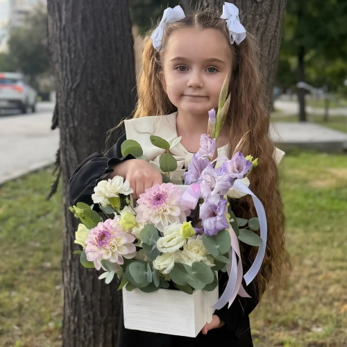 Композиция с георгинами на 1 сентября в белом ящике в Черноголовке