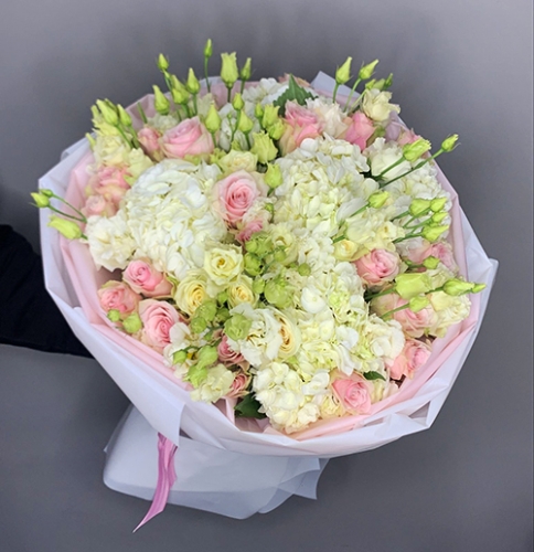 Букет "София" из гортензий, эустом и роз в Черноголовке