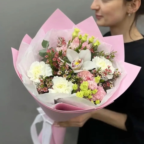 Букет с королевской орхидеей, диантусами, эустомой и шамелациумом в Черноголовке