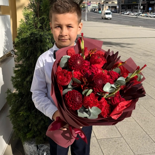 Букет с георгинами, розами и леукадендроном в Черноголовке