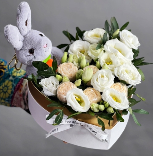 Композиция в коробке сердца из шоколадных пионов и эустом в Черноголовке