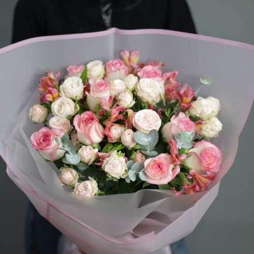 Букет "Розовый фламинго" из роз, альстромерии и эвкалипта в Черноголовке